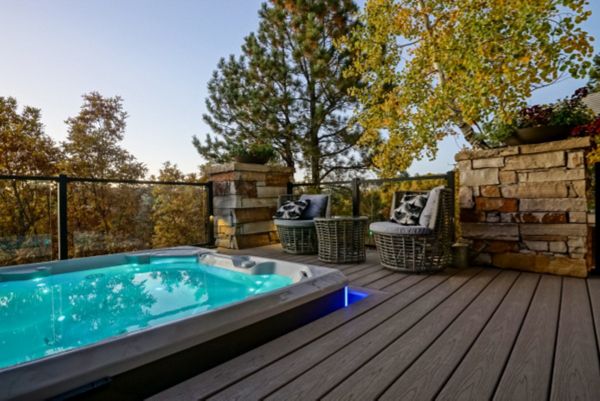 Built in Hot Tub Trex Transcend Rope Swing and Trex Signature Glass railing in Castle Pines Colorado