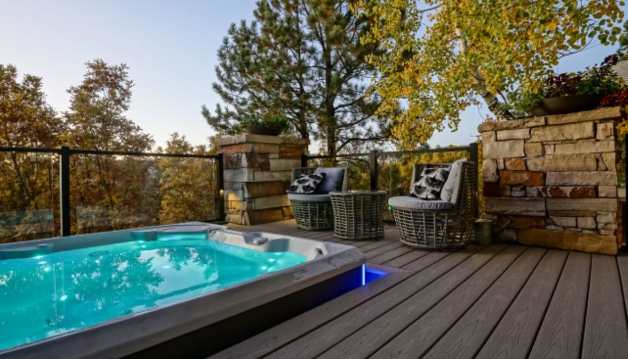 Built in Hot Tub Trex Transcend Rope Swing and Trex Signature Glass railing in Castle Pines Colorado