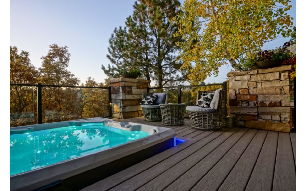 Built in Hot Tub Trex Transcend Rope Swing and Trex Signature Glass railing in Castle Pines Colorado