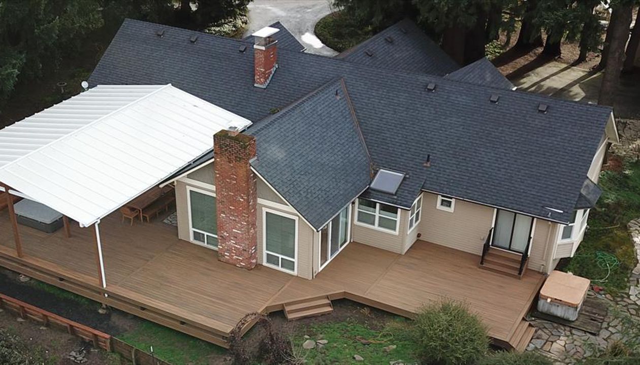 Trex Transcend Havana Gold Deck with Black Trex Signature Railing located in Beaverton, OR