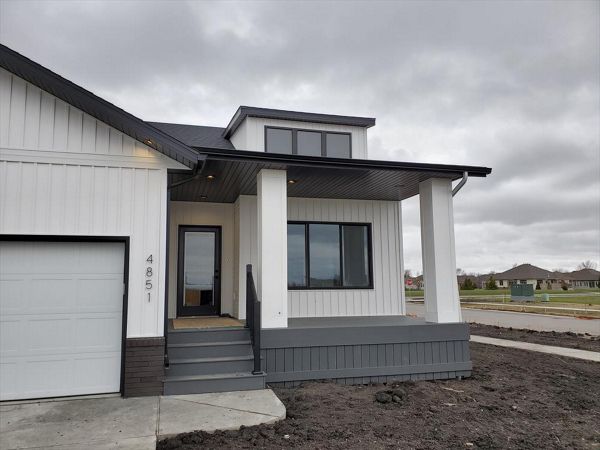 Build Right, Inc. Trex Select Front Porch in Fargo/Moorhead Area