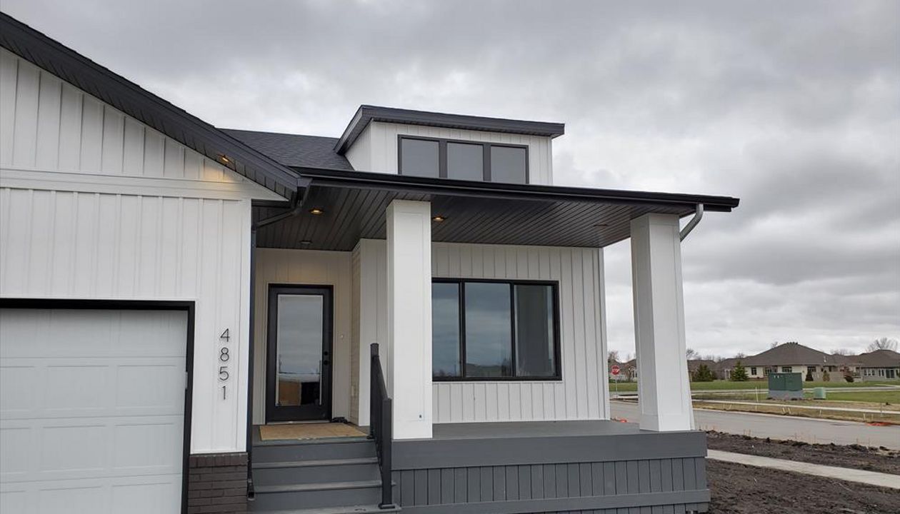 Build Right, Inc. Trex Select Front Porch in Fargo/Moorhead Area