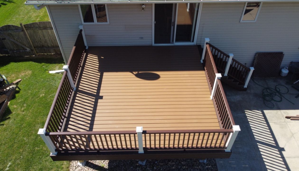 Select Saddle and Woodland Brown accents with Transcend Vintage Lantern and White railings