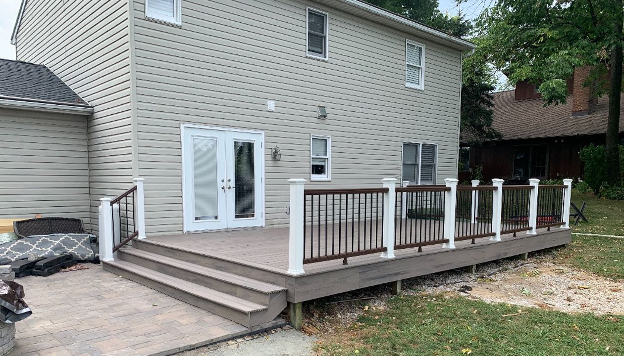 Trex Rock Harbor deck with Vintage Lantern railings