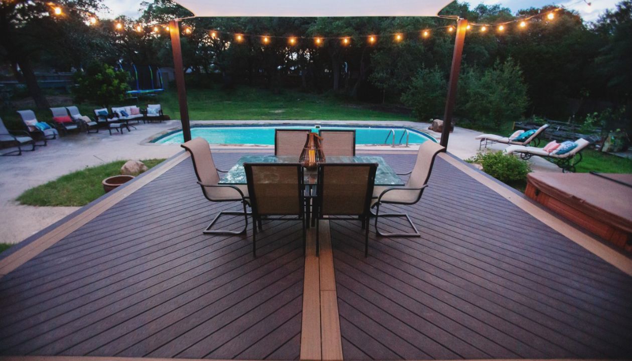 Trex Select Woodlawn Brown Chevron with Havana Gold Border