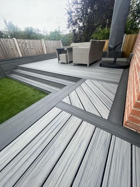 TREX Transcend Island Mist with Enhance Calm Water Border