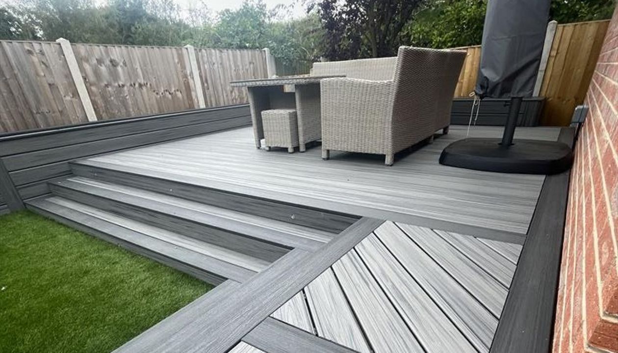 TREX Transcend Island Mist with Enhance Calm Water Border