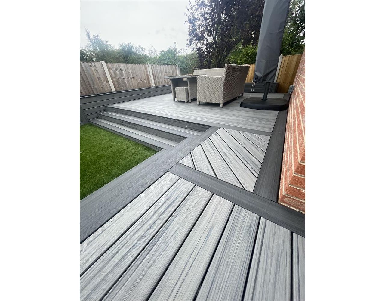 TREX Transcend Island Mist with Enhance Calm Water Border