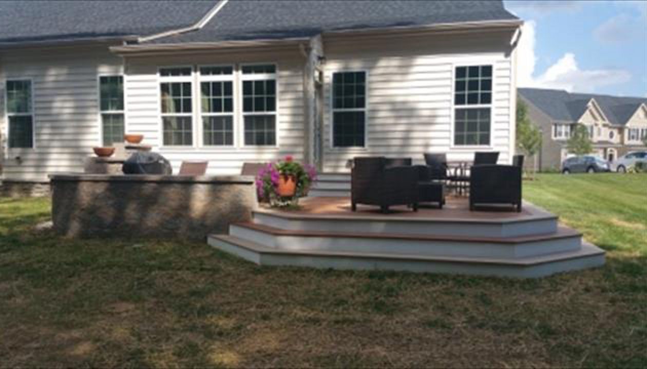 Beautiful platform deck with Trex Transcend Tiki Torch and Rope Swing