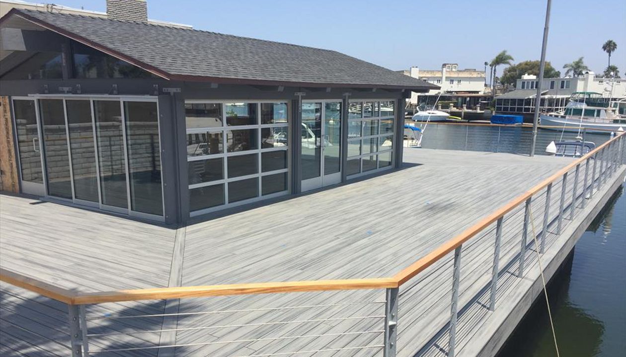 Yacht club Trex Island mist deck