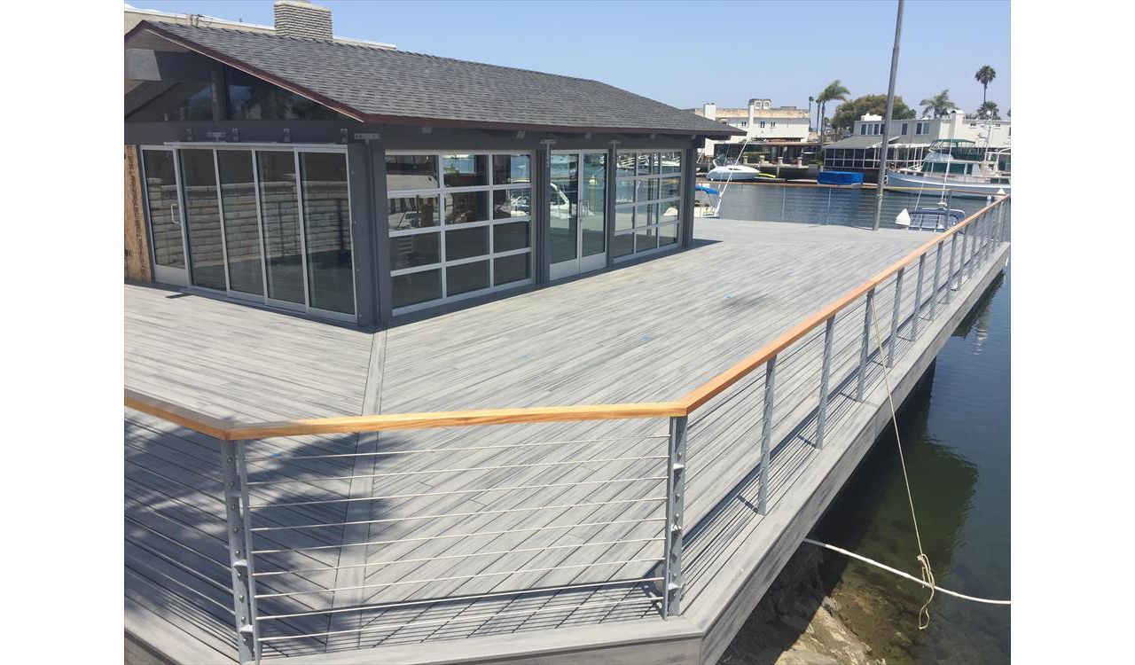Yacht club Trex Island mist deck