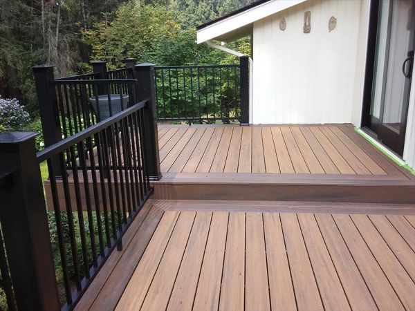 Trex Transcend Tropical Havana Gold with Spiced Rum border and fascia with Trex Signature aluminum rails with composite posts.