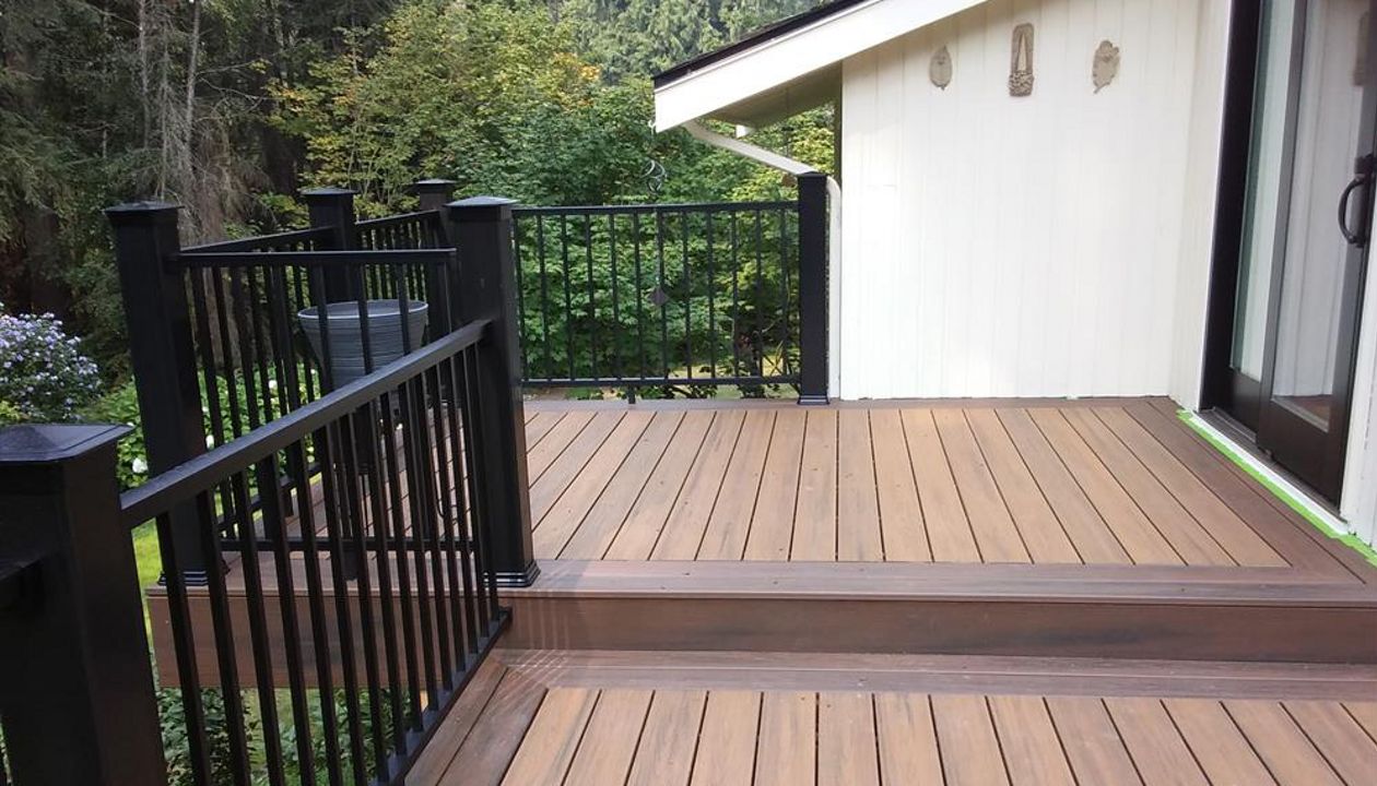 Trex Transcend Tropical Havana Gold with Spiced Rum border and fascia with Trex Signature aluminum rails with composite posts.