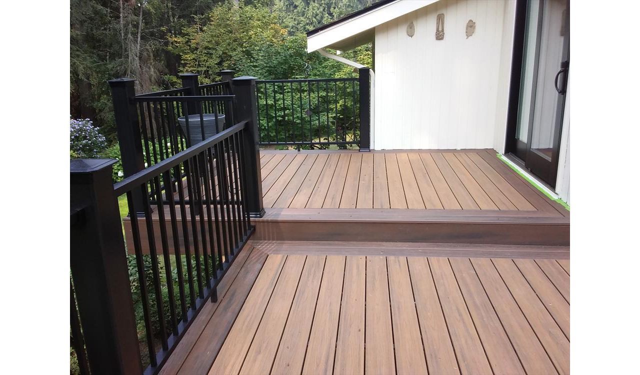 Trex Transcend Tropical Havana Gold with Spiced Rum border and fascia with Trex Signature aluminum rails with composite posts.