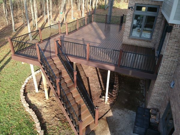 Trex Toasted Sand decking with a double Vintage Lantern border. Also including a Trex Signature Black railing.