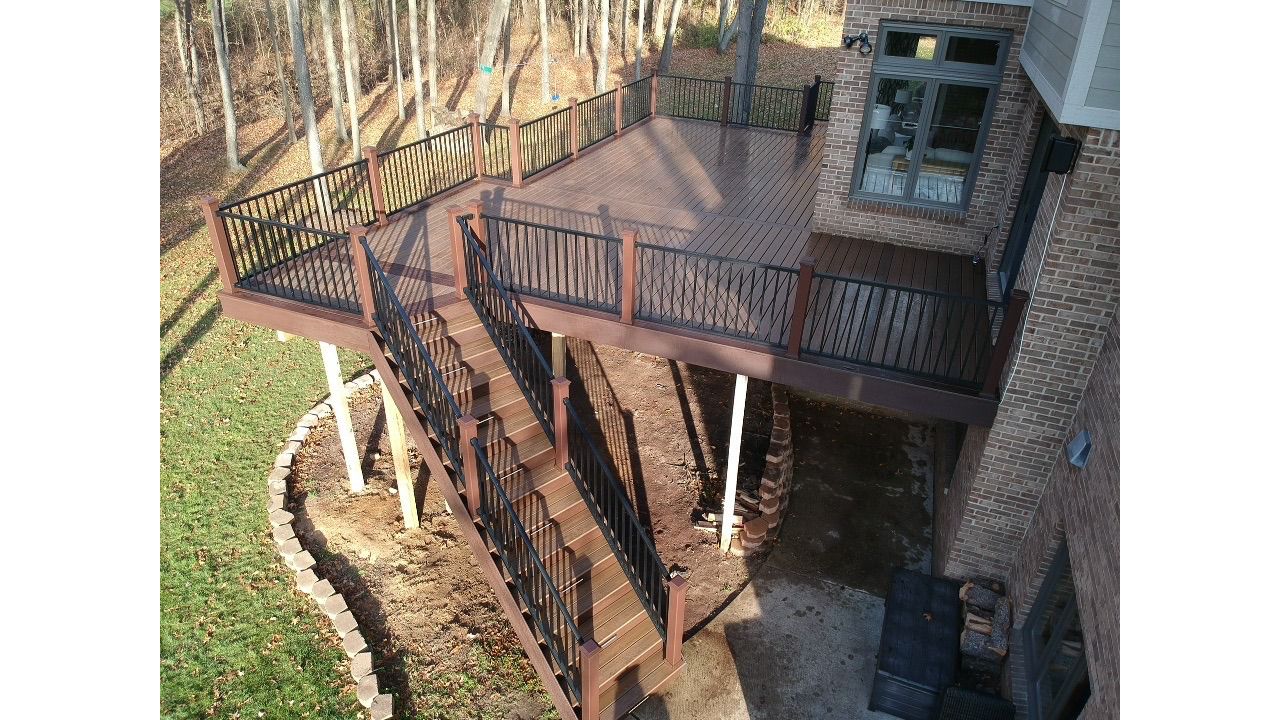 Trex Toasted Sand decking with a double Vintage Lantern border. Also including a Trex Signature Black railing.