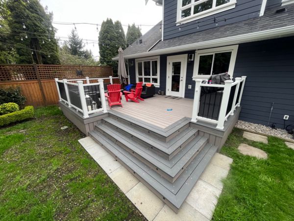 Rocky Harbour field, Clamshell bordering, with Trex Select railing in white with black metal balusters.