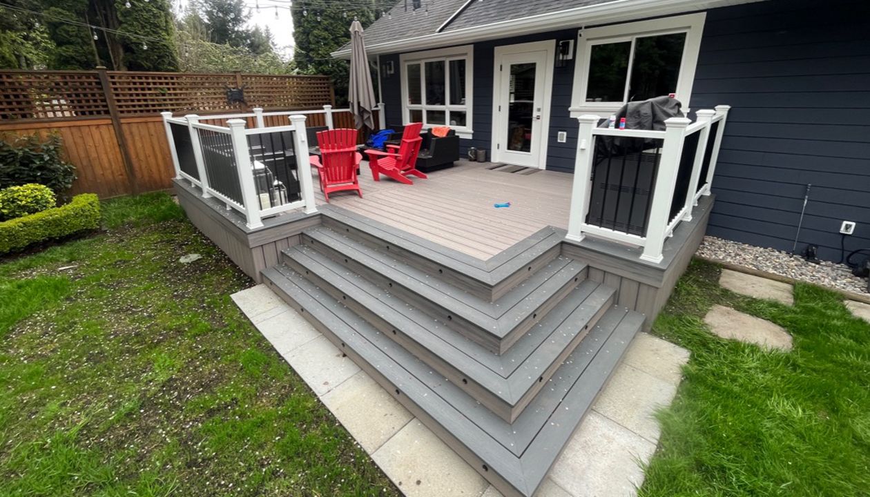 Rocky Harbour field, Clamshell bordering, with Trex Select railing in white with black metal balusters.