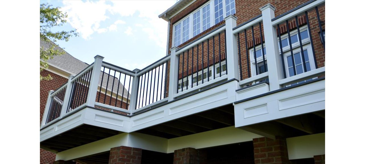 Trex Transcend Deck w/ Cocktail Rail & Wainscot Trim