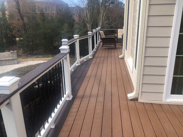 The mixture of Trex Select Saddle & Woodland Brown is a great contrast here