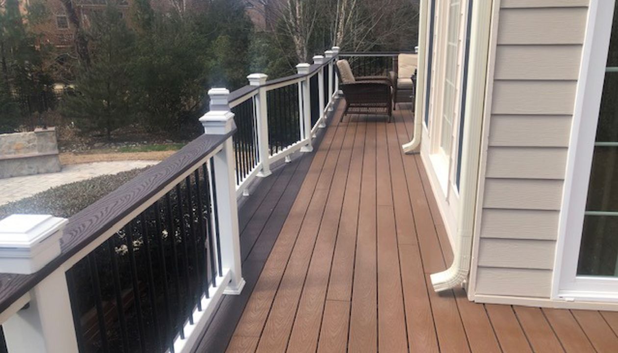 The mixture of Trex Select Saddle & Woodland Brown is a great contrast here