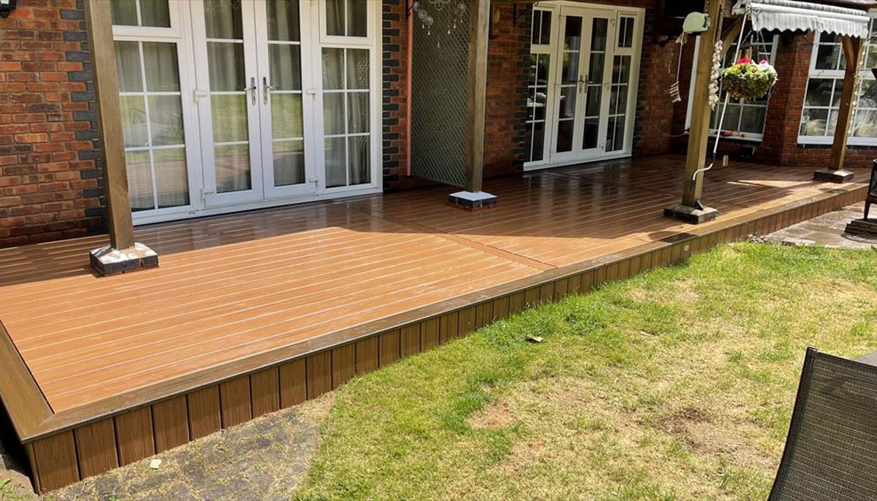 Here at willen Milton Keynes we have completed this beautiful trex deck using trex transcend composite decking main colour in tiki torch with a spiced rum boarder, what a perfect space to relax.