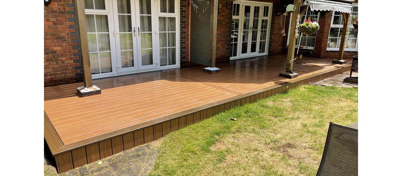 Here at willen Milton Keynes we have completed this beautiful trex deck using trex transcend composite decking main colour in tiki torch with a spiced rum boarder, what a perfect space to relax.