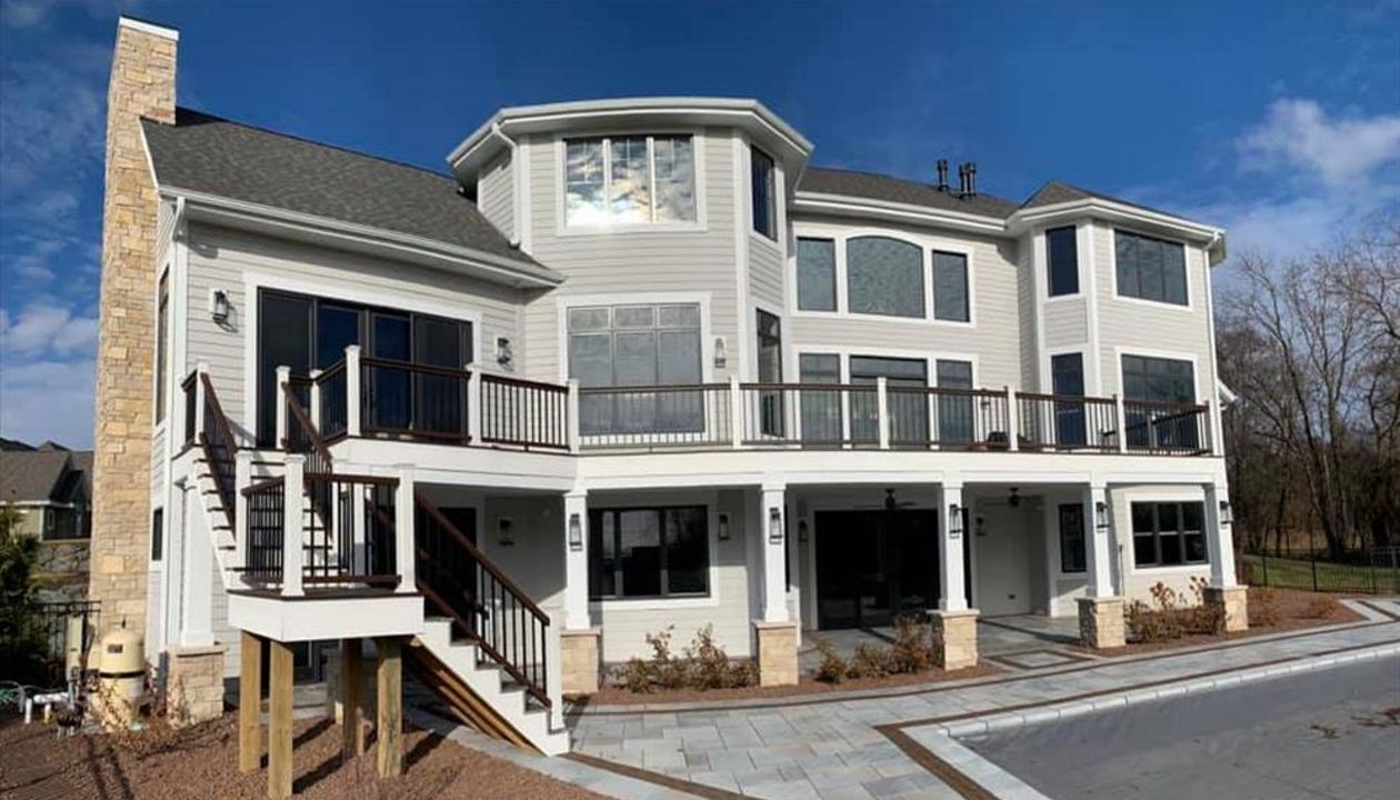 This deck features Trex transcend spice rum as the main decking and drink rail and Trex transcend vintage lantern for the picture frame and middle divider. It has Trex transcend railing that consists of white post sleeves, vintage lantern top/bottom rail.