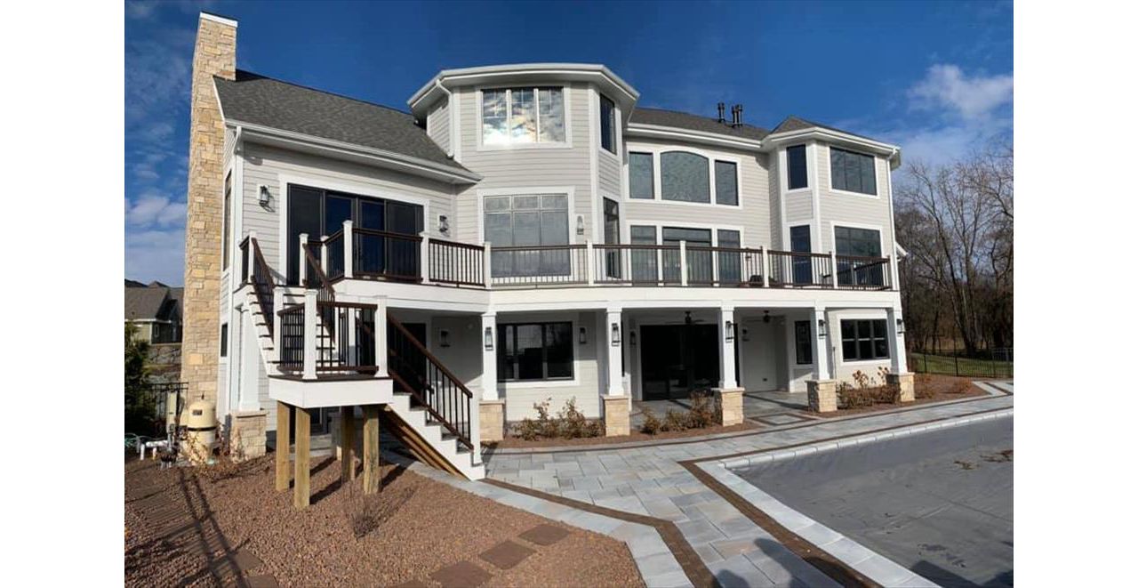 This deck features Trex transcend spice rum as the main decking and drink rail and Trex transcend vintage lantern for the picture frame and middle divider. It has Trex transcend railing that consists of white post sleeves, vintage lantern top/bottom rail.
