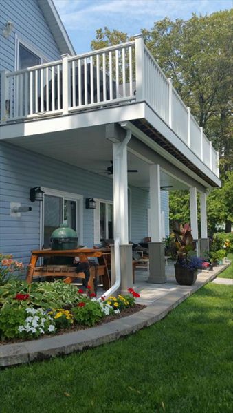 Trex Transcend Gravel Path with White Trex Transcend Classic Railing