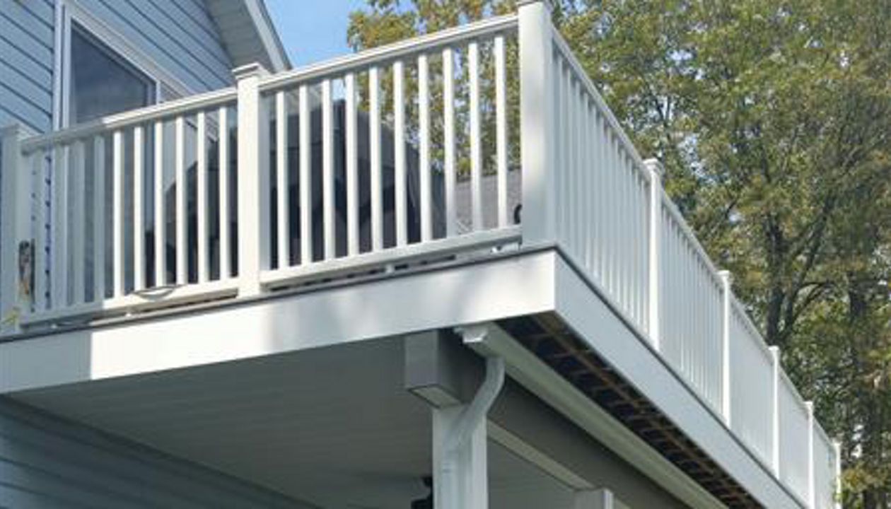 Trex Transcend Gravel Path with White Trex Transcend Classic Railing