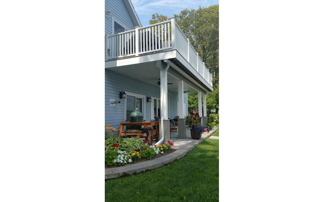 Trex Transcend Gravel Path with White Trex Transcend Classic Railing