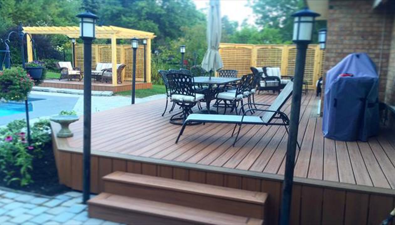 Medium size TREX deck made with Saddle and borders with Woodland Brown, built in:   Aurora, King City, Oak Ridges, Richmond Hill, Newmarket, Toronto, Mississauga, Mount Albert, Vaughan, Bradford, Stouffville