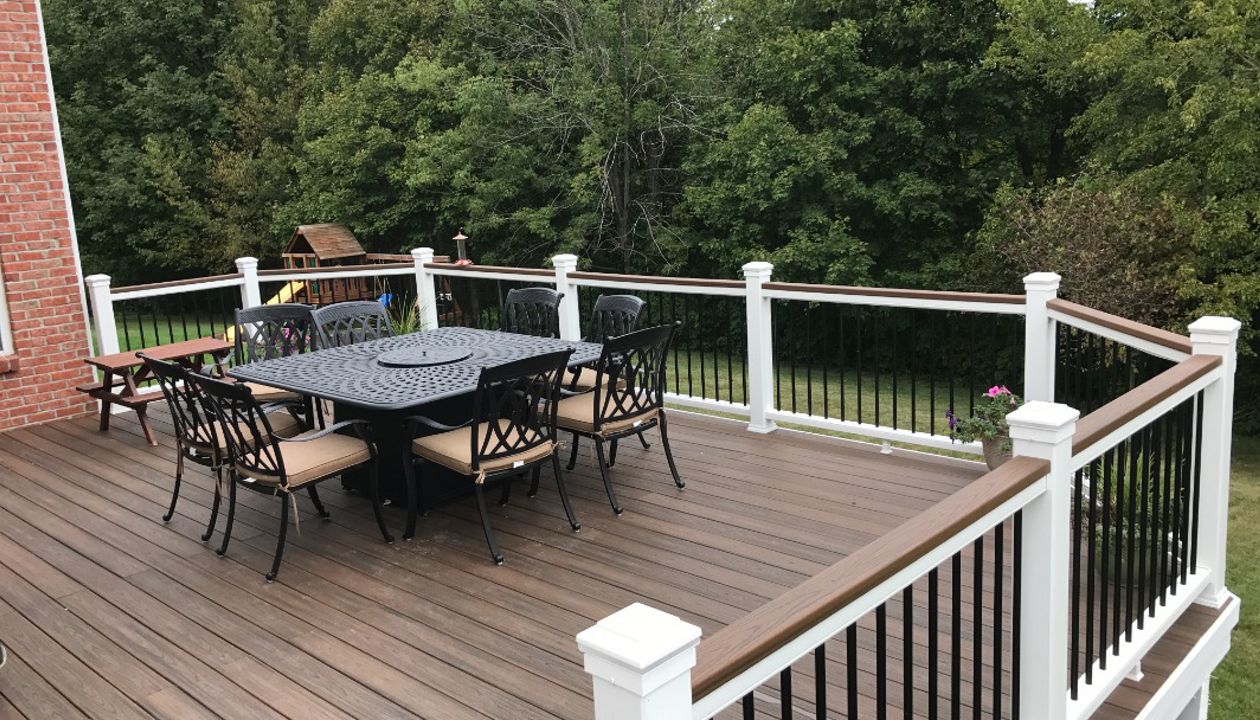 Trex Deck with Transcend Railing and 2x4 Cocktail Rail