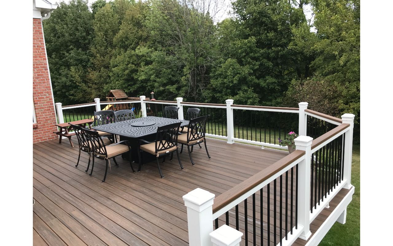 Trex Deck with Transcend Railing and 2x4 Cocktail Rail