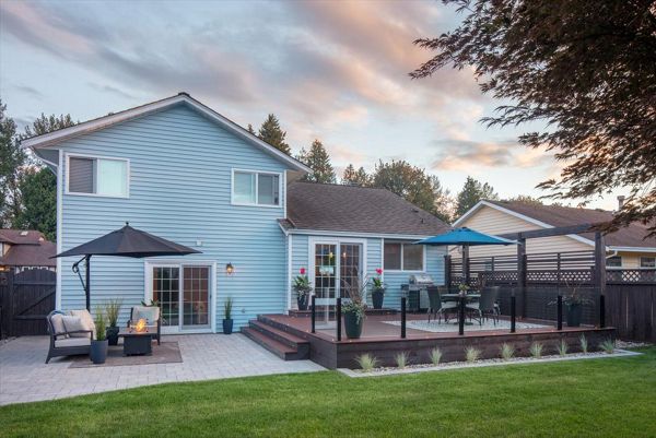 Trex Transcend Lava Rock with LED deck lighting, fire table and topless glass railings. Project location Pitt Meadows BC