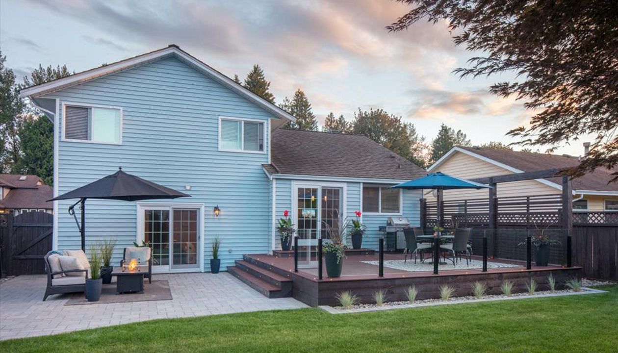 Trex Transcend Lava Rock with LED deck lighting, fire table and topless glass railings. Project location Pitt Meadows BC