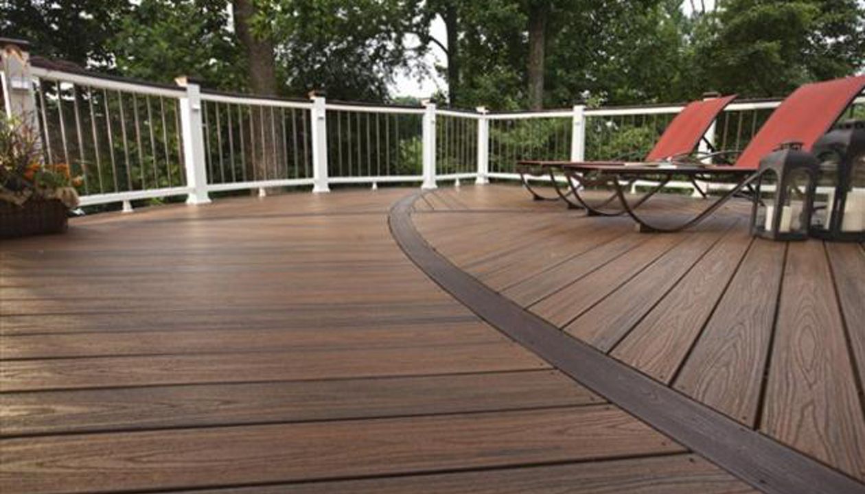 Trex Curved Deck. Curved accent Trex Vintage Lantern inlay.