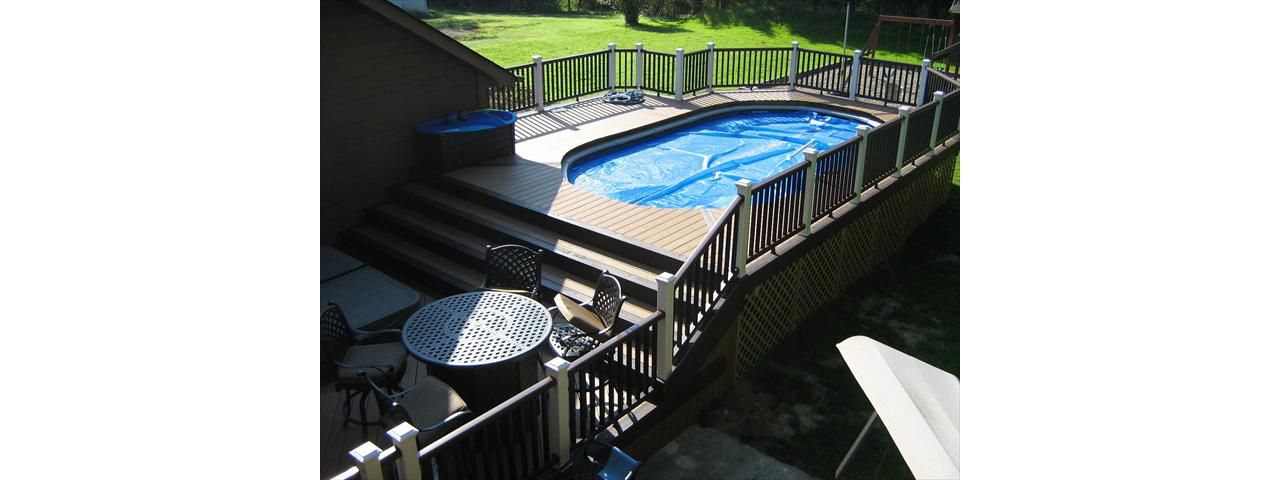 Trex Enhance in Beachdune with Transcend Railing