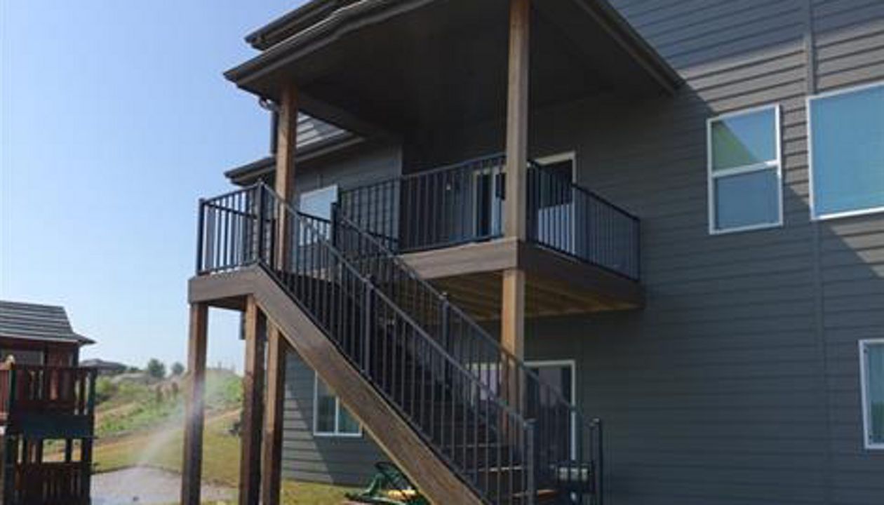 Trex Transcend Spiced Rum composite deck and Reveal railing