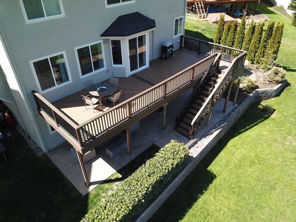 Camas, WA Trex Deck featuring Trex Havana Gold decking with Spiced Rum border. Trex Transcend railing in Vintage Lantern post with black infill with Trex LED lights