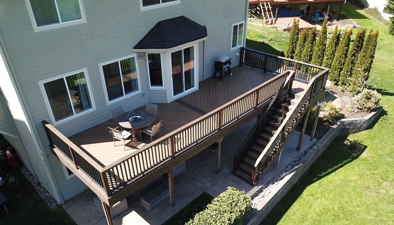 Camas, WA Trex Deck featuring Trex Havana Gold decking with Spiced Rum border. Trex Transcend railing in Vintage Lantern post with black infill with Trex LED lights