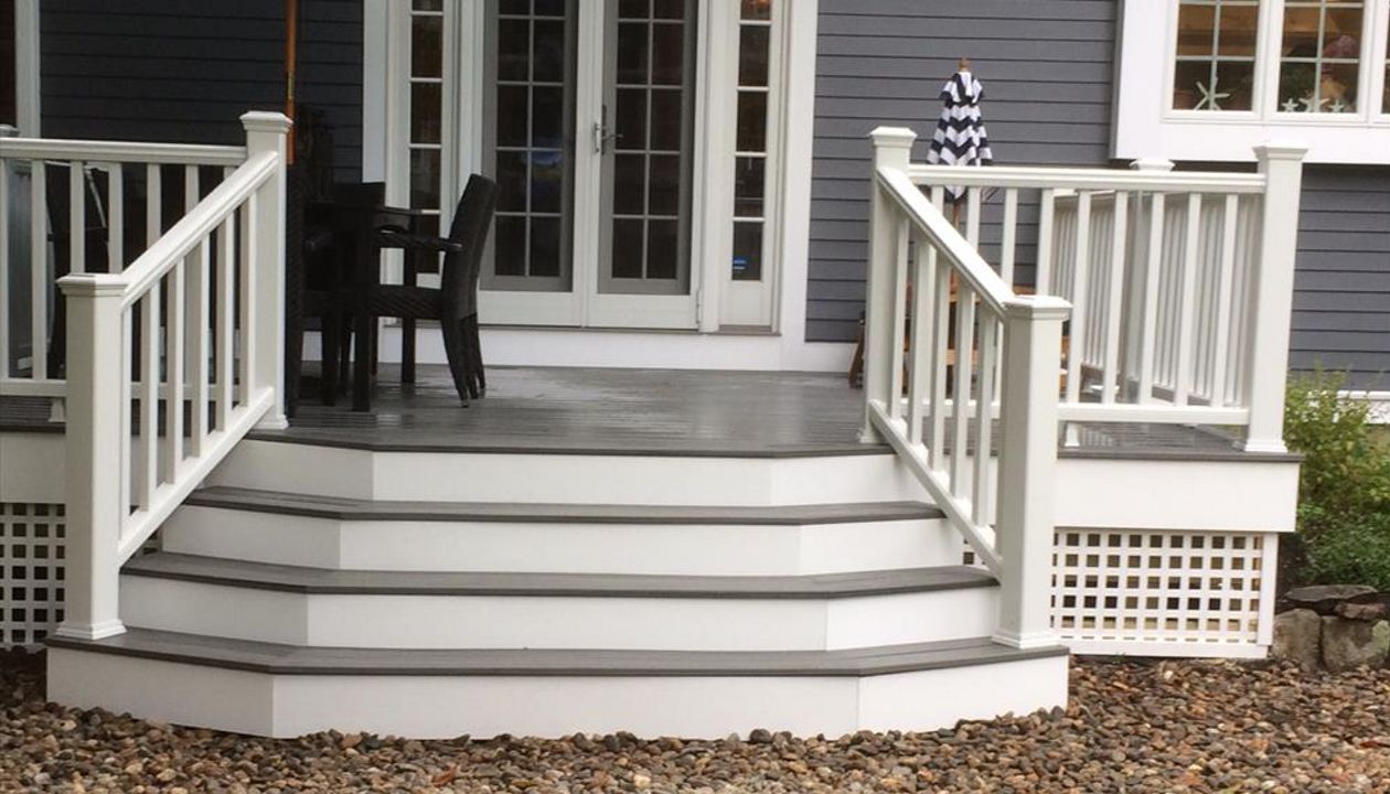 Trex Island Mist decking with Transcend railings