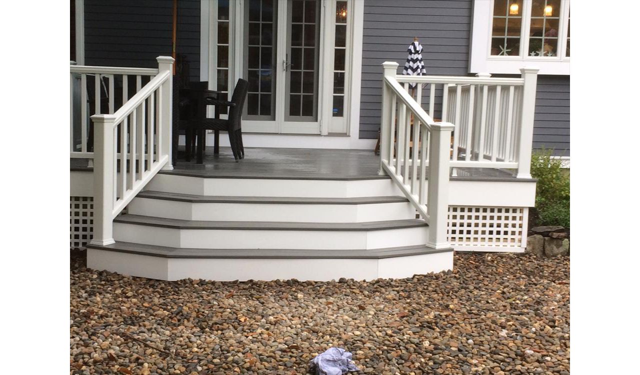 Trex Island Mist decking with Transcend railings