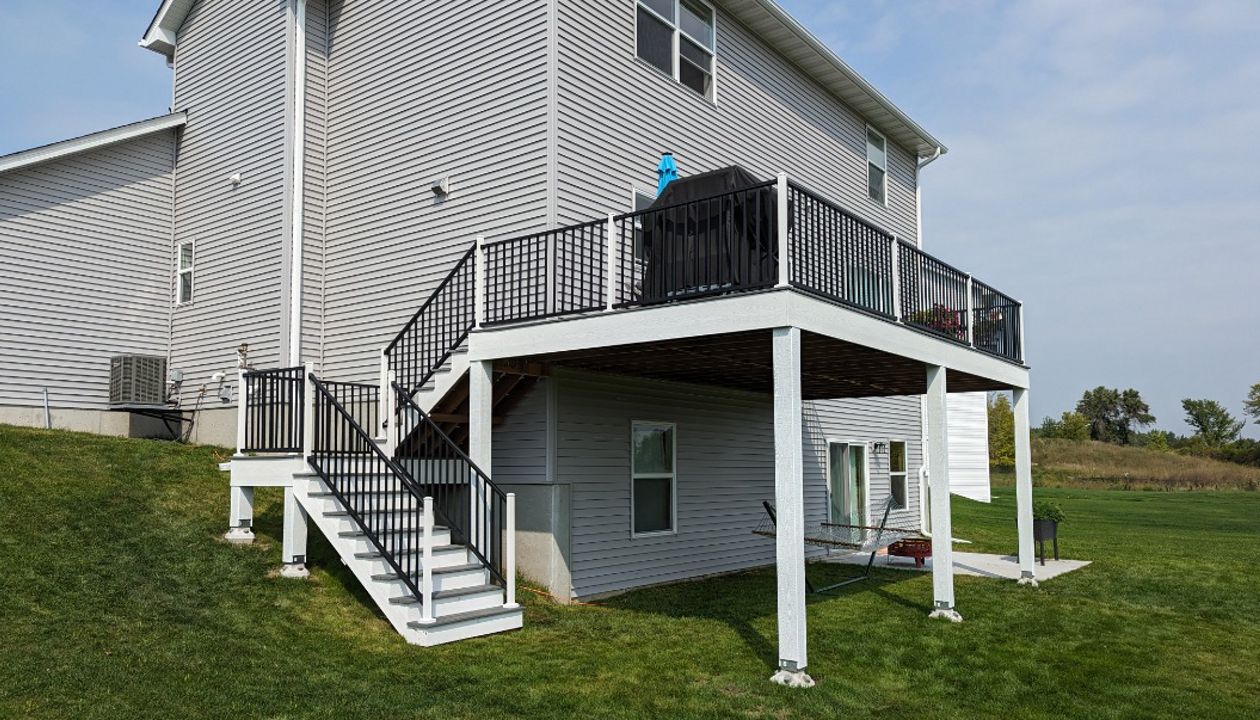 Trex Transcend Island Mist with Trex White Fascia and Riser