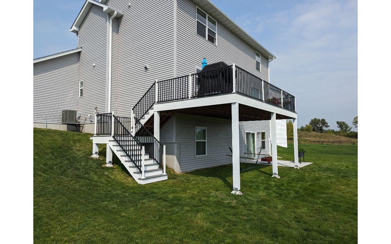 Trex Transcend Island Mist with Trex White Fascia and Riser