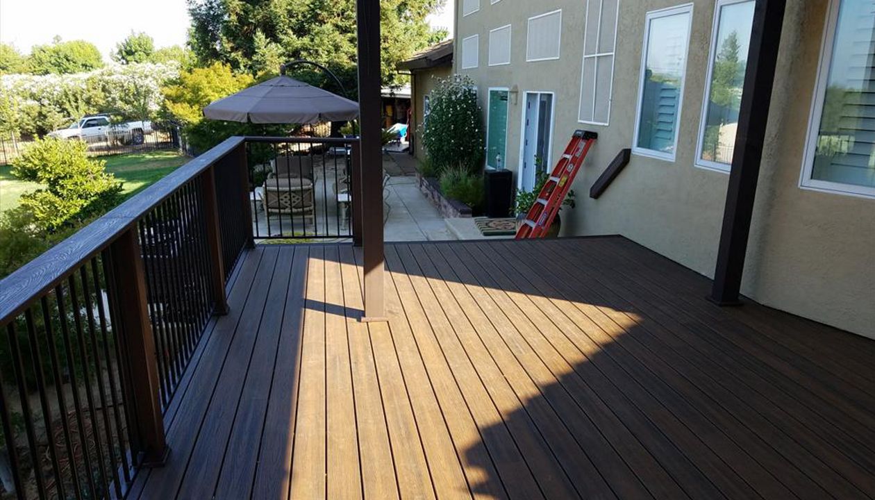 Custom Trex Deck - Spiced Rum with Vintage Lantern boarder. Newcastle, CA