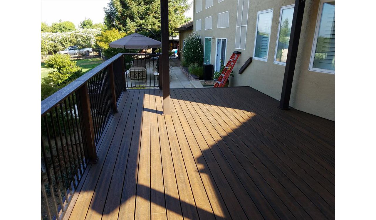 Custom Trex Deck - Spiced Rum with Vintage Lantern boarder. Newcastle, CA