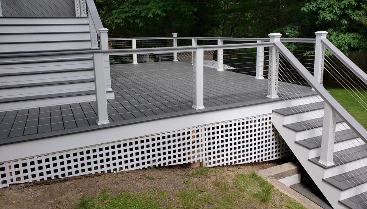 Trex Enhance in ClamShell. Stainless Cable railings