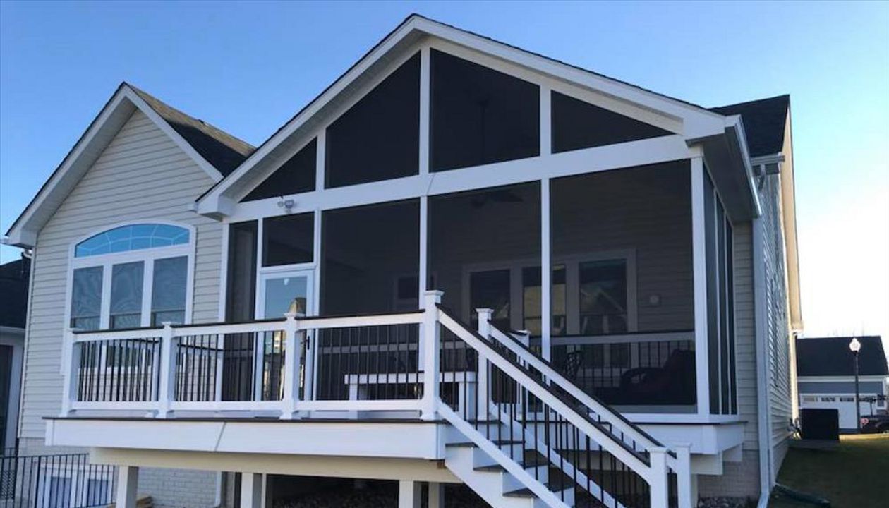 Trex Select Woodland Brown porch with grill platform